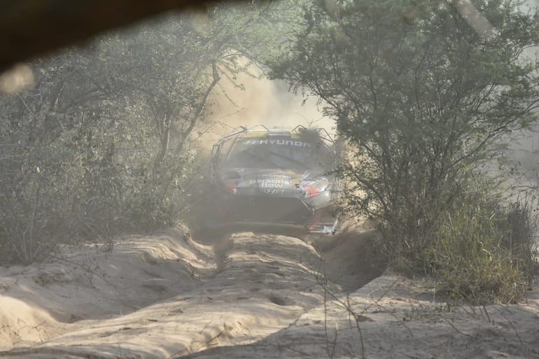 El Hyundai i20 N Rally 2 Step 2 de Fabrizio Zaldívar durante la Etapa 1 del Rally del Chaco 2025.