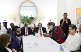 El presidente venezolano, Nicolás Maduro (d), durante su reunión con el mandatario de Guyana, Irfaan Ali (2i), acompañados por el primer ministro de San Vicente y las Granadinas, Ralph Gonsalves (c-d), hoy, en Argyle, cerca de Kingstown (San Vicente y las Granadinas). Los presidentes de Venezuela, Nicolás Maduro, y de Guyana, Irfaan Ali, comenzaron, pasadas las 14:00 hora local (18:00 GMT), la reunión pautada para este jueves en San Vicente y las Granadinas, donde abordan la disputa que mantienen sus respectivos países por la Guayana Esequiba, un territorio de unos 160.000 kilómetros cuadrados.