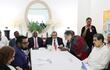 El presidente venezolano, Nicolás Maduro (d), durante su reunión con el mandatario de Guyana, Irfaan Ali (2i), acompañados por el primer ministro de San Vicente y las Granadinas, Ralph Gonsalves (c-d), hoy, en Argyle, cerca de Kingstown (San Vicente y las Granadinas). Los presidentes de Venezuela, Nicolás Maduro, y de Guyana, Irfaan Ali, comenzaron, pasadas las 14:00 hora local (18:00 GMT), la reunión pautada para este jueves en San Vicente y las Granadinas, donde abordan la disputa que mantienen sus respectivos países por la Guayana Esequiba, un territorio de unos 160.000 kilómetros cuadrados.