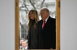 Donald Trump y Melania Trumpreflejados en un espejo.