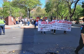Jubilados de Copaco se manifiestan exigiendo el cumplimiento del contrato colectivo.