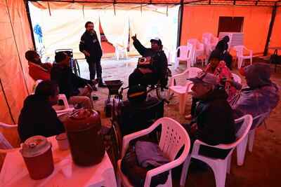 Un grupo de personas en situación de calle comparte un karaoke en el albergue de la SEN en la Costanera de Asunción.