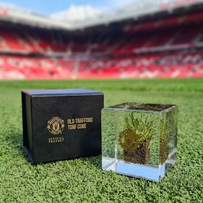 Cubo de césped del Old Trafford comercializado por el Manchester United en 145 euros.