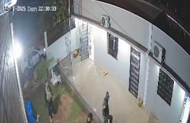 Los delincuentes dentro de la vivienda durante el asalto.