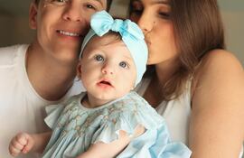 Lele Pons y Guaynaa con su pequeña Eloísa.