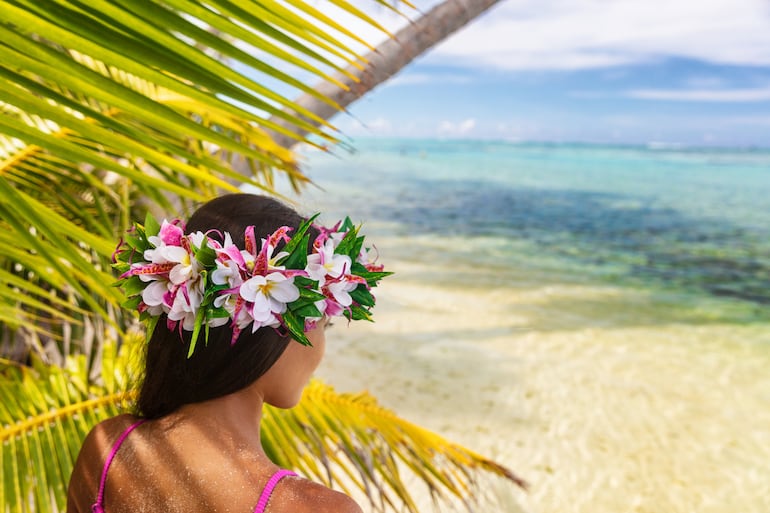 Mujer con una corona de flores frescas en Bora Bora, Polinesia Francesa.