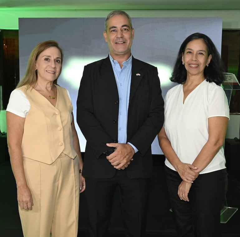 Nancy Meyer, Fabrizzio Zucchini y Delia Farías.