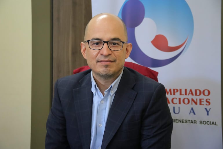 Dr. Héctor Castro, director general del Hospital Acosta Ñu. 