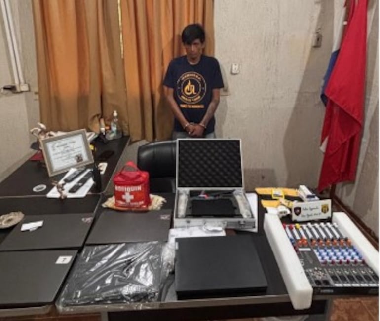 El presunto ladrón  Miguel Darío Larramendi, con las evidencia que devolvió a los uniformados.