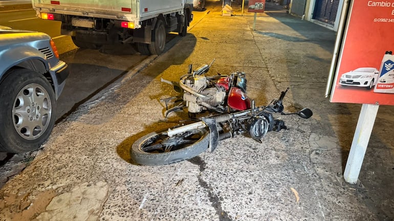 Video: violento choque en Ñemby deja un motociclista fallecido