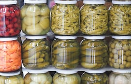 Frascos de encurtidos caseros: pepinos, cebollitas, zanahorias y otros.