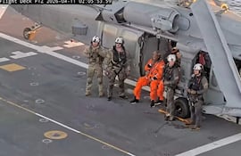 Captura de una transmisión de la NASA del piloto de la misión Artemis II, Víctor Glover (c), este viernes, en un buque de la Marina de EE. UU. en el Pacífico frente a la costa de California (EE.UU.). EFE
