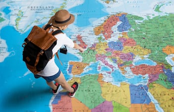 Turista con el mapa de Europa.