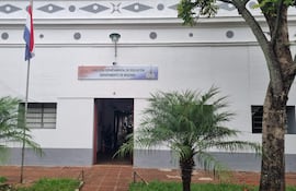Autoridades de la Dirección Departamental de Educación informan sobre la activación de protocolo y denuncia ante el Ministerio Público por caso de acoso sexual y maltrato a alumnos, este miércoles 22 de abril de 2026 en San Juan Bautista, Misiones.