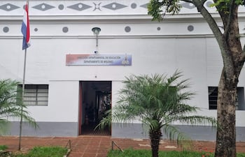 Autoridades de la Dirección Departamental de Educación informan sobre la activación de protocolo y denuncia ante el Ministerio Público por caso de acoso sexual y maltrato a alumnos, este miércoles 22 de abril de 2026 en San Juan Bautista, Misiones.