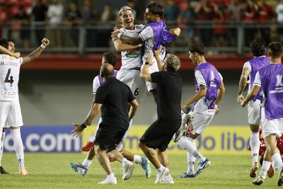 Jugadores de Boston River celebran al final de un partido de la segunda ronda de la Copa Libertadores ante Ñublense y este miércoles, en el estadio Estadio Nelson Oyarzún en Chillán (Chile).