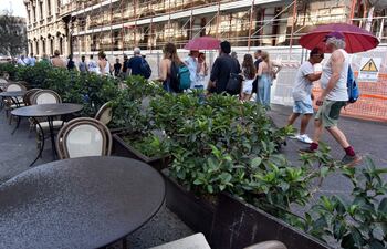 La gente camina bajo paraguas debido a la actividad eruptiva del Monte Etna y la emisión simultánea de ceniza volcánica a la atmósfera en Catania, isla de Sicilia, Italia.