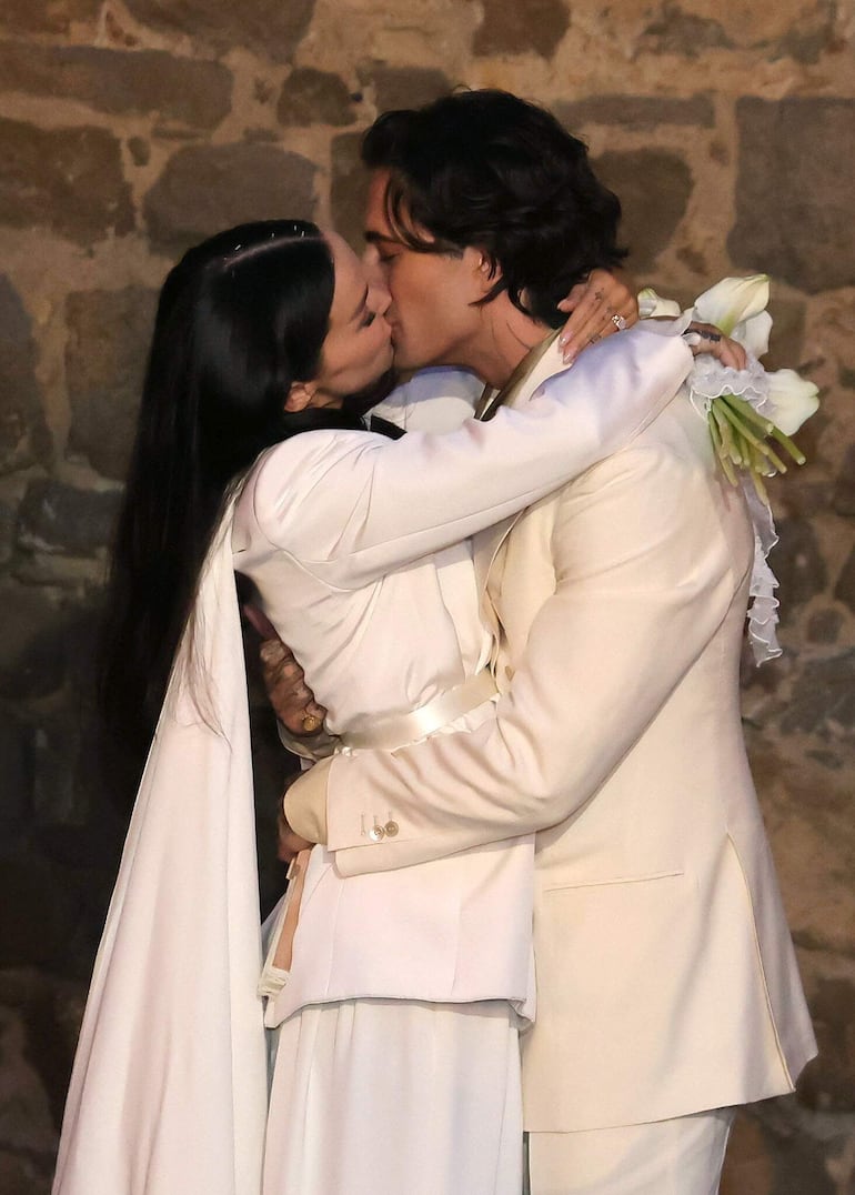 Romántica postal de los recién casados Damiano David y Dove Cameron. (EFE/EPA/FABIO DI PIETRO)