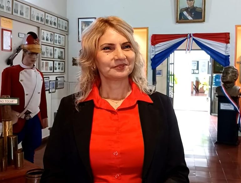 La guía del museo "Casa de La Victoria" de Encarnación, Doris Cabrera, reclama el pago de su salario impago desde hace 20 meses, a pesar que es la única funcionaria del lugar cultural.