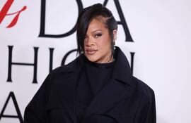 La cantante barbadense Rihanna llegó divina a los premios de moda CFDA (Consejo de Diseñadores de Moda de América) en el Museo Americano de Historia Natural de Nueva York.