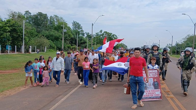 Campesinos marchan en Yaguareté Forest pidiendo la libertad de Elvio Benítez, denunciando la persecución por tierras.