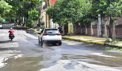 Calles en la zona del Palacio de Justicia, en mal estado, con agua servida y caños rotos. Allí, el estacionamiento será tarifado desde el próximo martes.