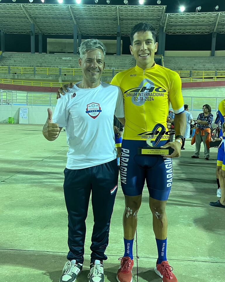 Carlos Domínguez junto a su entrenador Gustavo Artacho luego de la conquista.