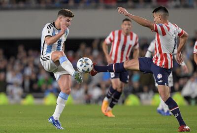 Julián Alvarez trata de generar una jugada de riesgo para Argentina ante la marca de Junior Alonso