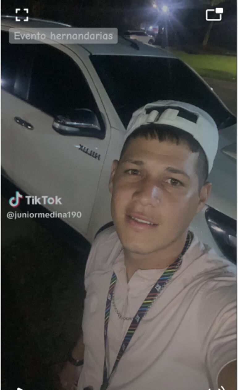 El sospechoso se tomó una fotografía con la camioneta adquirida luego del golpe y lo alzó a las redes sociales. 