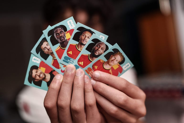 Esta fotografía tomada en Namur el 6 de mayo de 2026 muestra figuritas coleccionables Panini con jugadores de fútbol de Bélgica para la próxima Copa Mundial de la FIFA 2026, organizada por Estados Unidos, Canadá y México.