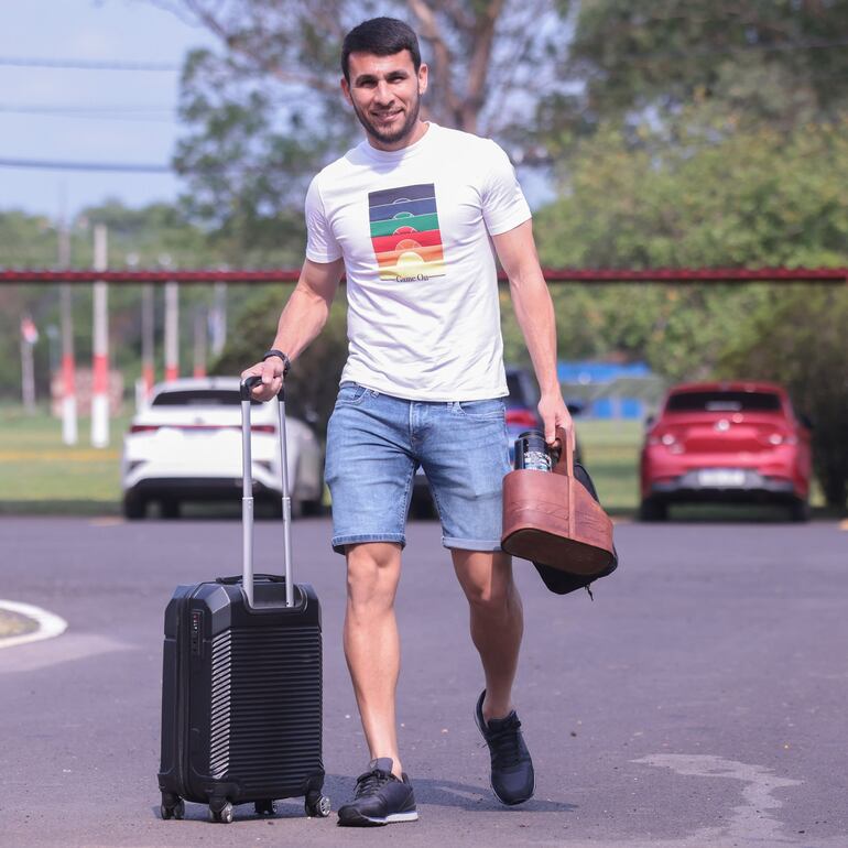 Junior Alonso, jugador de la Albirroja, llegando a Ypané.