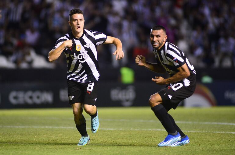El argentino Bautista Merlini (i), jugador de Libertad, celebra un gol ante Cerro Porteño en un partido del torneo Clausura 2023 disputado en el estadio La Huerta, en Asunción.