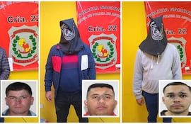 Los policías Néstor Fabián Paredes González, Juan Manuel Duarte Riveros y Adrián Martínez Duarte, detenidos por una supuesta extorsión a un teniente coronel del Ejército.