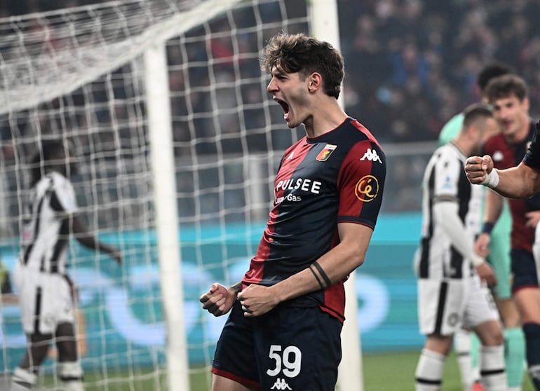 GENOA (Italy), 04/04/2025.- Genoa's Alessandro Zanoli celebrates after scoring the 1-0 goal during the Italian Serie A soccer match between Genoa CFC and Udinese Calcio, in Genoa, Italy, 04 April 2025. (Italia, Génova) EFE/EPA/LUCA ZENNARO