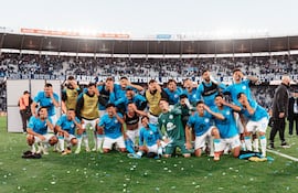 Celebración del plantel de Belgrano de Córdoba, con el paraguayo Alcides Benítez en sus filas, tras el triunfo sobre Talleres en el clásico disputado en el estadio de la "T".