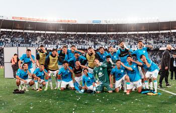 Celebración del plantel de Belgrano de Córdoba, con el paraguayo Alcides Benítez en sus filas, tras el triunfo sobre Talleres en el clásico disputado en el estadio de la "T".