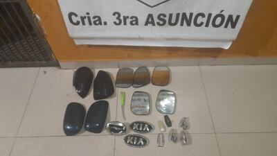 Accesorios de auto encontrados en poder de un hombre que se encontraba con actitud sospechosa en inmediaciones del Mercado 4.