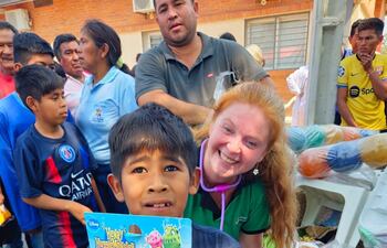 Un niño ayoreo exterioriza su felicidad por el obsequio recibido por parte del grupo de voluntarios del "Hospital de los juguetes".