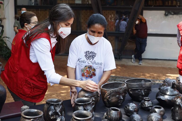 La reina Letizia visitó el centro cultural en el año 2021, donde pudo ver el trabajo de diversos artesanos paraguayos.