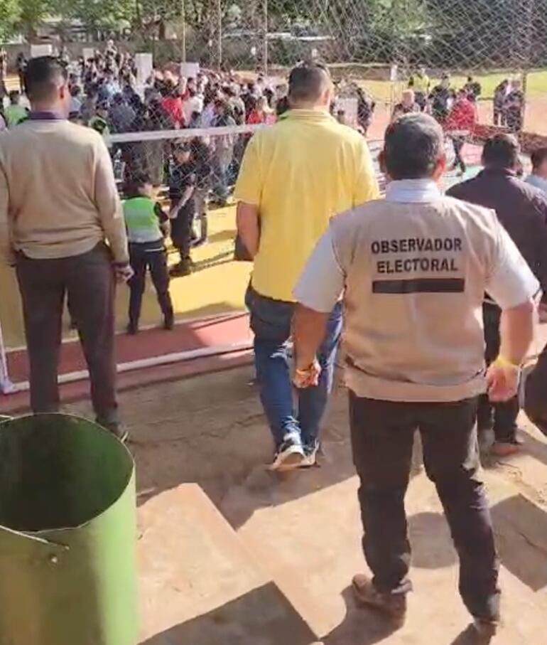 Echan a personas con chalecos de “observador electoral” de los locales de votación