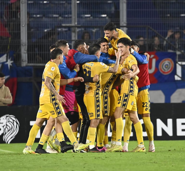 Festejo del gol de Luis Abreu que le otorgó el triunfo de Trinidense en Barrio Obrero.