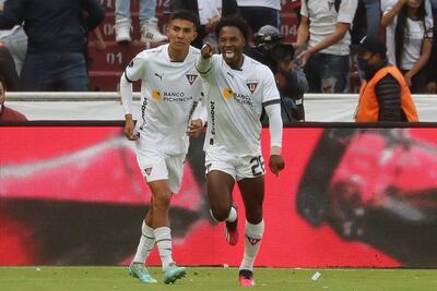Jhojan Julio (d) de Liga celebra un gol hoy, en un partido de los cuartos de final de la Copa Sudamericana entre Liga de Quito y Sao Paulo en el estadio Rodrigo Paz Delgado en Quito (Ecuador).