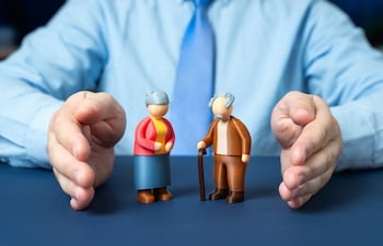 Infantilización de las personas mayores: por qué hablarles como a niños es discriminación.
