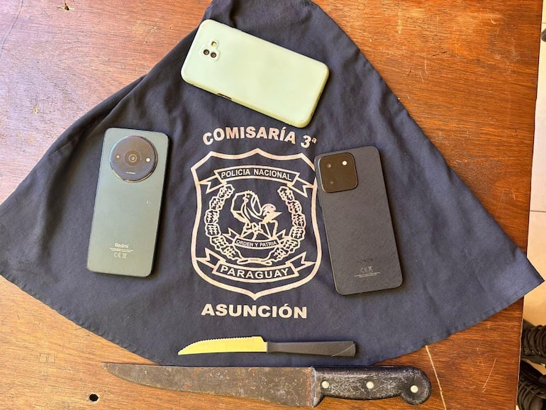 Crichigno Pelliccetti también llevaba en la cintura debajo del abrigo una machetillo y un cuchillo de mesa para que lo salven de todo mal. 