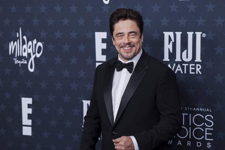 Benicio del Toro de elegante esmoquin a su paso por la alfombra roja de los Critics Choice Awards. (EFE/EPA/CHRIS TORRES)
