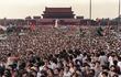 Miles de personas, en su mayoría estudiantes, en la plaza de Tiananmen, el 2 de junio de 1989, durante una manifestación prodemocracia y en defensa de sus libertades, en Pekín. Tropas y tanques avanzaron sobre las personas dos días después para dispersar la protesta por orden del régimen comunista.