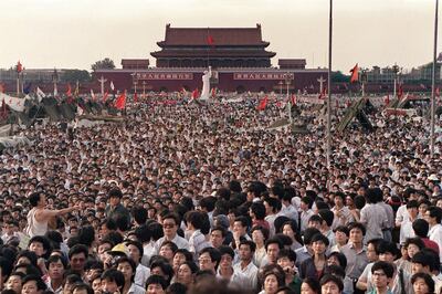 Miles de personas, en su mayoría estudiantes, en la plaza de Tiananmen, el 2 de junio de 1989, durante una manifestación prodemocracia y en defensa de sus libertades, en Pekín. Tropas y tanques avanzaron sobre las personas dos días después para dispersar la protesta por orden del régimen comunista.