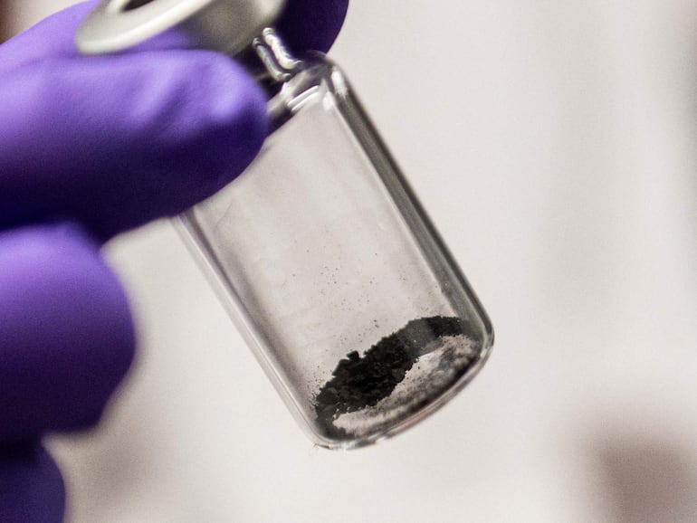 Los análisis de las muestras del asteroide Bennu traídas a la Tierra en 2023 revelaron que contiene aminoácidos, las moléculas o 'ladrillos de la vida' que forman proteínas esenciales para la vida. Pero ¿de dónde proceden? Un estudio señala que podrían haberse originado en los albores del sistema solar.