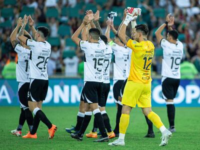 Los jugadores de Olimpia saludan a los aficionados franjeados presentes en el estadio Maracaná durante el partido contra Fluminense por los cuartos de final de la Copa Libertadores 2023.