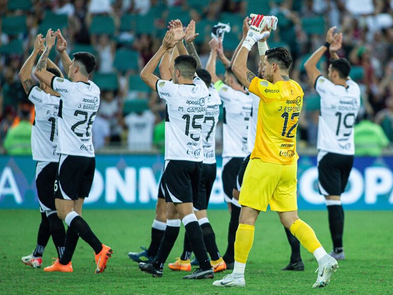 Los jugadores de Olimpia saludan a los aficionados franjeados presentes en el estadio Maracaná durante el partido contra Fluminense por los cuartos de final de la Copa Libertadores 2023.